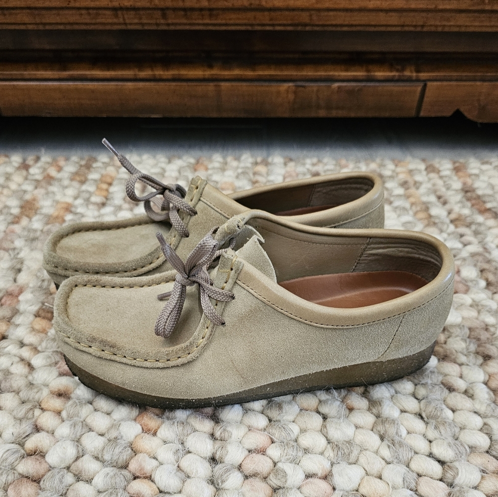 Clarks Women Wallabee (tan / maple suede)